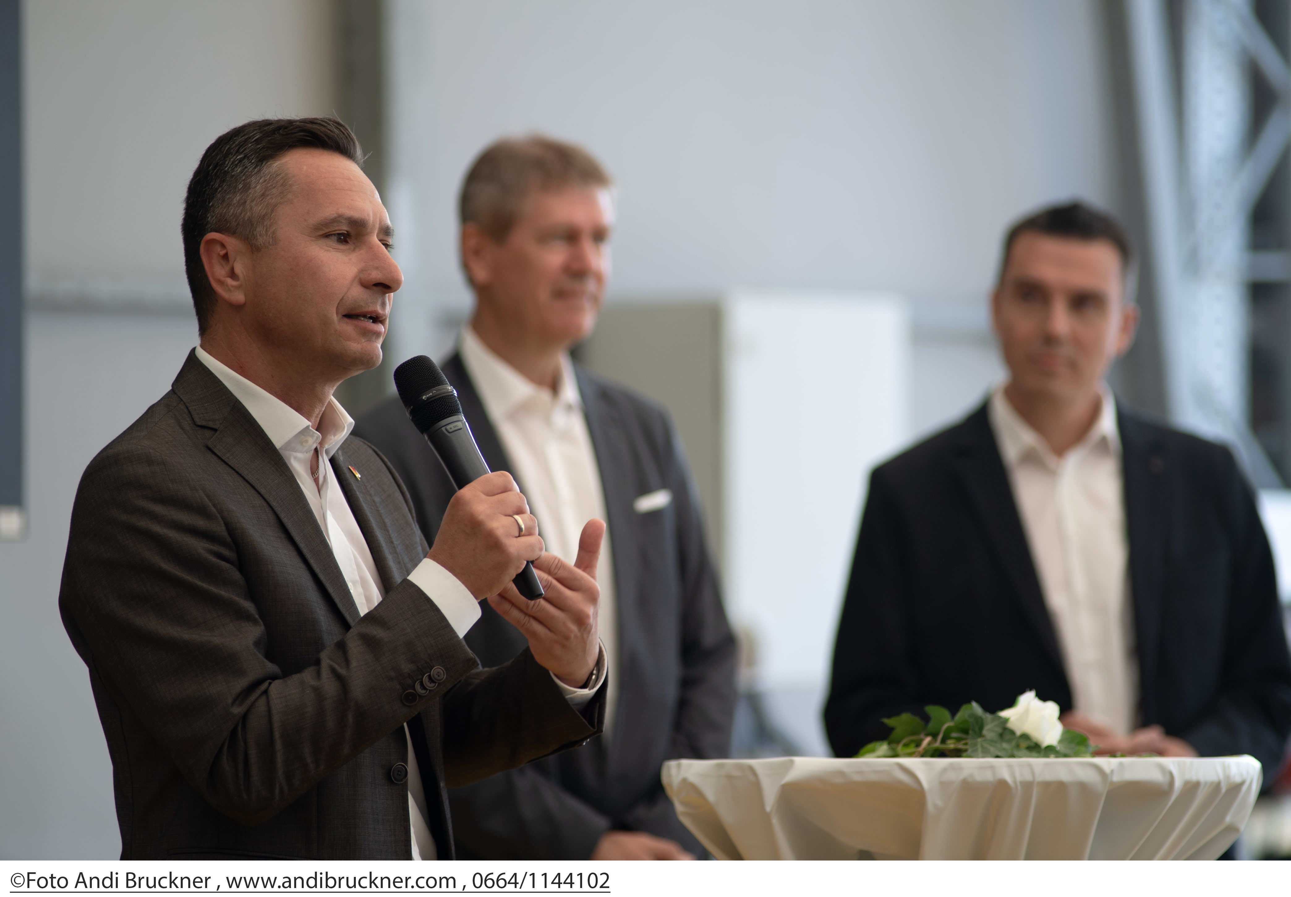 Der burgenländische Landtagsabgeordnete Robert Hergovich begrüßt die Gäste im Rahmen vom Tag der offenen Tür