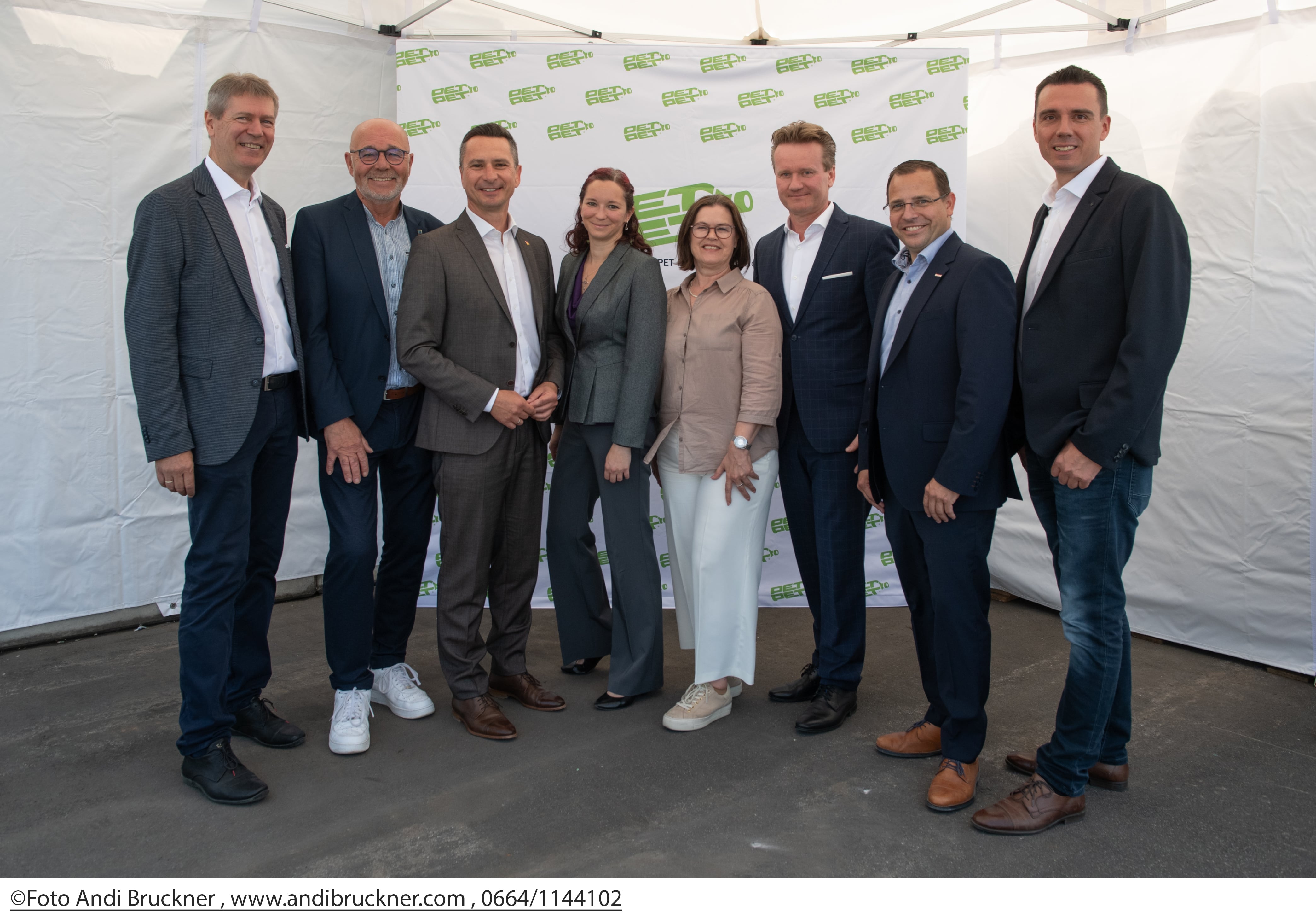 Vlnr: Christian Strasser (Geschäftsführer PET to PET), Werner Huf (Bürgermeister Gemeinde Müllendorf), Robert Hergovich (Landtagsabgeordneter), Victoria Zukowski (Bezirkshauptfrau-Stellvertreterin Eisenstadt-Umgebung), Margit Paul-Kientzl (Landtagsabgeordnete), Georg Knill (Präsident der Industriellenvereinigung Österreich), Andreas Wirth (Präsident Wirtschaftskammer Burgenland ) und Thomas Billes (Geschäftsführer PET to PET) beim Tag der offenen Tür von PET to PET. © Andi Bruckner